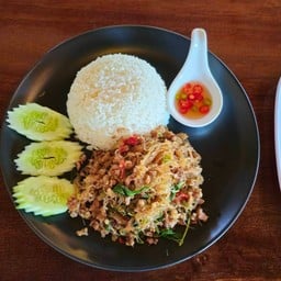 กระเพาหมูลับ ราดข้าว