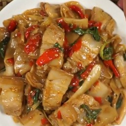 ผัดพริกแกงสามชั้นหน่อไม้ดอง ราดข้าว