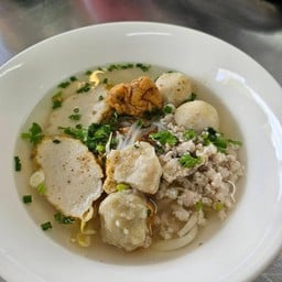 ก๋วยเตี๋ยวลูกชิ้นปลานายหมี