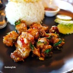 กระเพาหมูกรอบ ราดข้าว