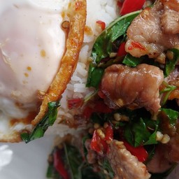 กระเพราหมูชิ้นไข่ดาว