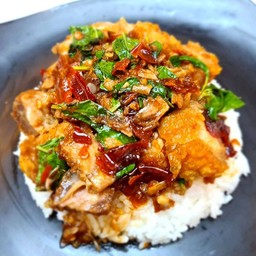 ข้าวราดหมูกรอบผัดใบโหระพา