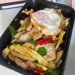 กะเพราหน่อไม้หมูชิ้น