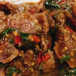 กะเพราะเนื้อชิ้นราดข้าว