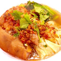 บะหมี่เกี๊ยวขาหมูต้มยำ