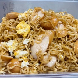 มาม่า ไส้กรอก ใส่ไข่      (ใส่แต่ไข่+ใส้กรอก)