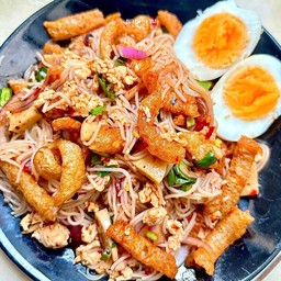 อาหารตามสั่ง  ก่๋วยเตี๋ยวควันฟืน ร้ายยายรุ้ง