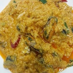 ข้าวราดหอยแมลงภู่ผัดผงกะหรี่