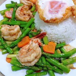 ผัดหน่อไม้ฝรั่งราดข้าว