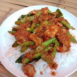 ผัดพริกแกงหมูราดข้าว
