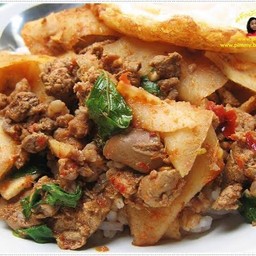 ผัดพริกแกงหน่อไม้ดองเครื่องในไก่ ราดข้าว