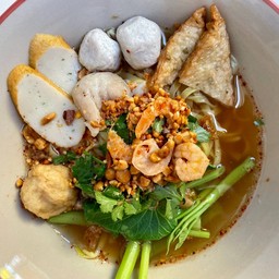 [อร่อยซ่ากับโค้ก] ก๋วยเตี๋ยวลูกชิ้นปลา ต้มยำ +  โค้ก ออริจินัล (ขวด)