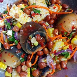 ยำข้าวโพดไข่เยี่ยวม้า