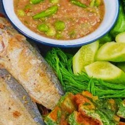 ข้าวกับน้ำพริก  (ข้าว  ปลาทู 1ตัว ไข่ต้ม1ฟอง ผัก)