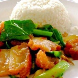 คะน้าหมูกรอบราดข้าว