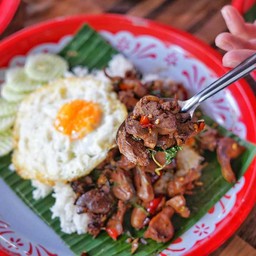 กระเพาเครื่องในไก่ราดข้าว ฟรีไข่ดาว