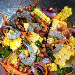ยำข้าวโพดกุ้งสด