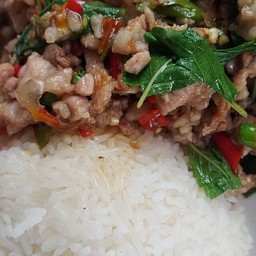 กระเพราหมูราดข้าว(หมูสับ)