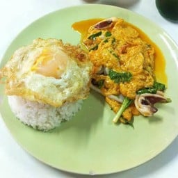 ข้าวราดปลาหมึกผัดผงกะหรี่