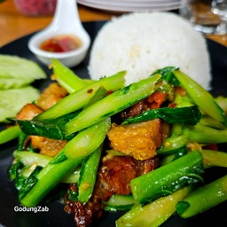 คะน้าหมูกรอบ ราดข้าว