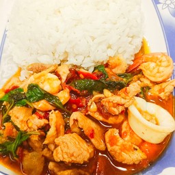 กะเพรารวม หมูชิ้น กุ้ง ปลาหมึก