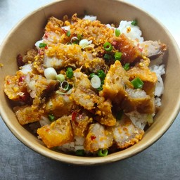 ข้าวหมูกรอบคั่วพริกเกลือ