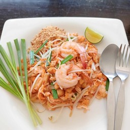 ผัดไทกุ้งสดสูตรแม่อ้อย