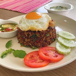 ข้าวกะเพราหมูสับคลุกซอสสูตรโบราณและไข่ดาว