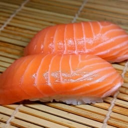 23 Salmon Sushi 1 pc