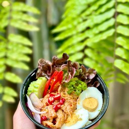 ข้าวผัดต้มยำ หมูหมัก + ไข่ต้ม