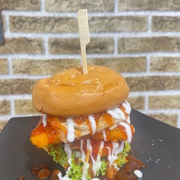 เบอร์เกอร์กุ้ง+ไข่ดาว Shrimp and Fried Egg Burger