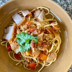 สปาเกตตี้พริกอ่องหมูกรอบ