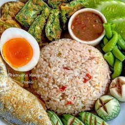 ชุด ข้าว  ชะอมทอดไข่ หรือ ไข่ทอดมะเขือยาว ปลาทู (น้ำพริกเลือกได้)