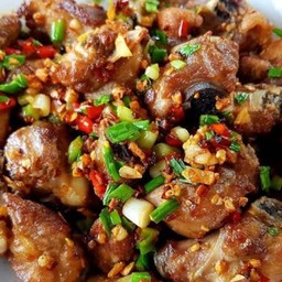 ซี่โครงตุ๋นผัดพริกเกลือ (กับข้าว)