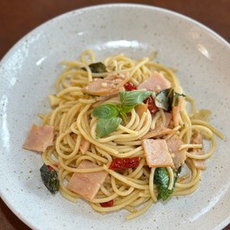 สปาเกตตี้ผัดพริกแห้งแฮมไก่
