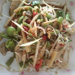 ส้มตำ ขนมจีน  ป้าชี