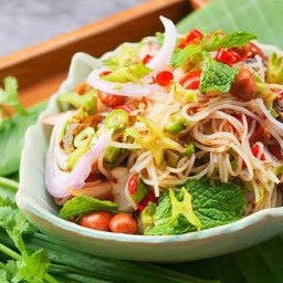 ขนมจีนยำปลาร้าคอหมูย่าง