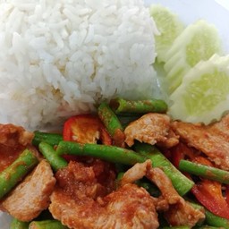 พริกแกงหมูราดข้าว