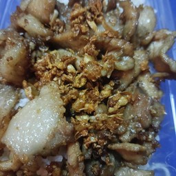 ข้าวหมูทอดกระเทียมพริกไทย