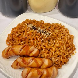 มาม่าเกาหลี+ไส้กรอกไก่3ชิ้น