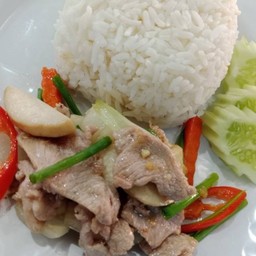 หมูผัดน้ำมันหอยราดข้าว