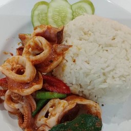 พริกแกงปลาหมึกราดข้าว