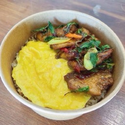 D. ข้าวกล้องไข่ข้นกะเพราปลา