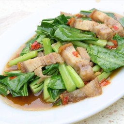 ผัดคะน้าหมูกรอบ