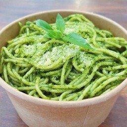 D. พาสต้าเส้นข้าวกล้องเพสโต้