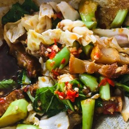คะน้า กะหล่ำ หมูกรอบ _พริก-ราดข้าว