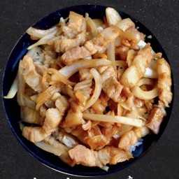 ข้าวหน้าหมูสามชั้นผัดหอมใหญ่