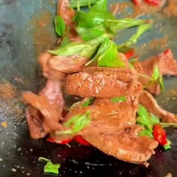 ข้าวตับหมูผัดโหระพา