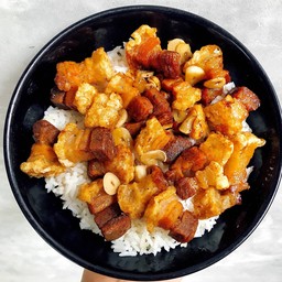 ข้าวหน้าหมูกรอบทอดกระเทียม 150g