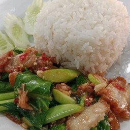คะน้าหมูกรอบราดข้าว